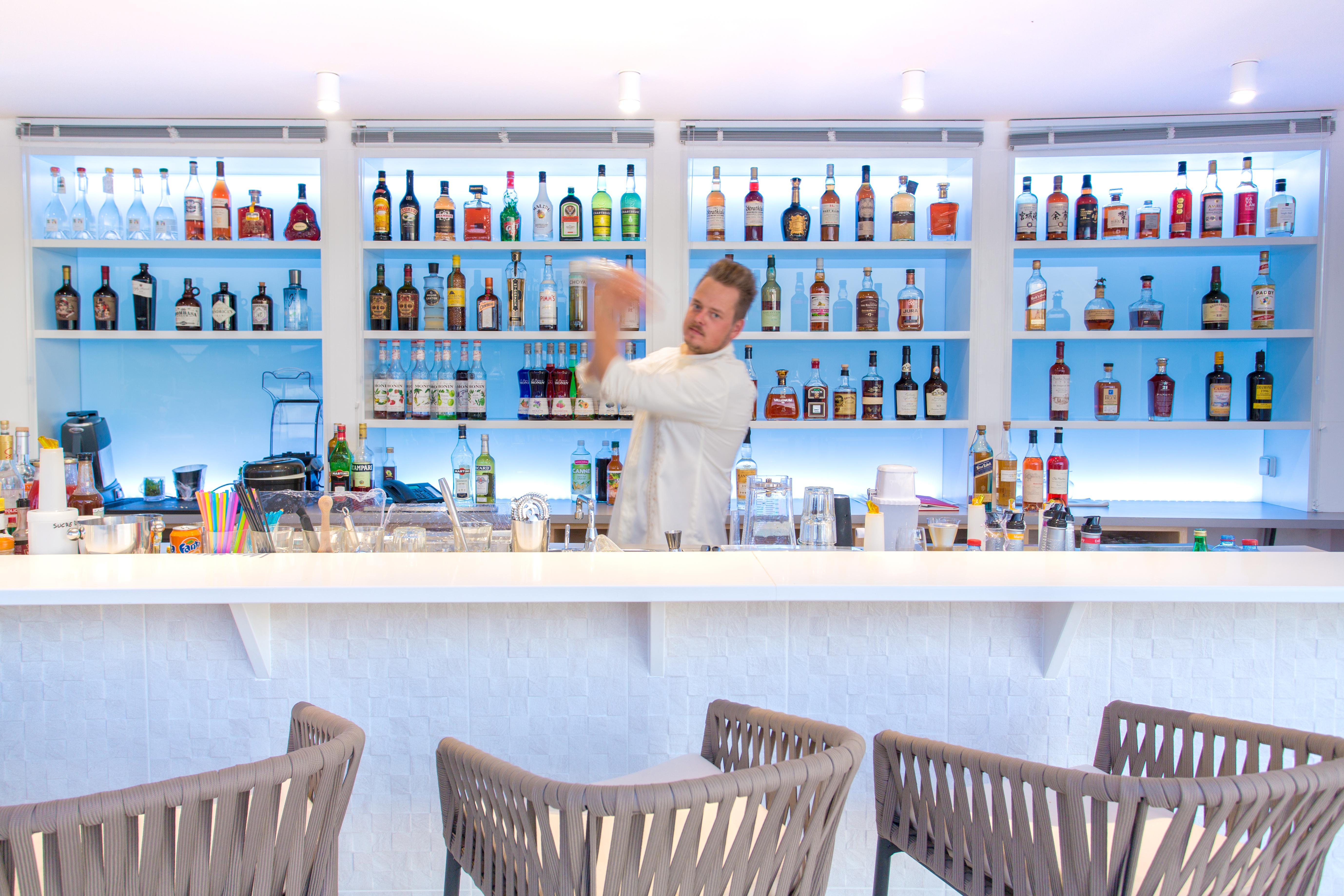 Akoya Hotel & Spa La Saline Le Bains Exteriör bild A bartender at work