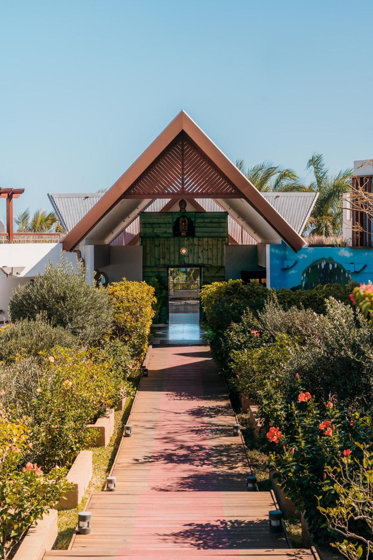 Akoya Hotel & Spa La Saline Le Bains Exteriör bild The entrance to the chapel