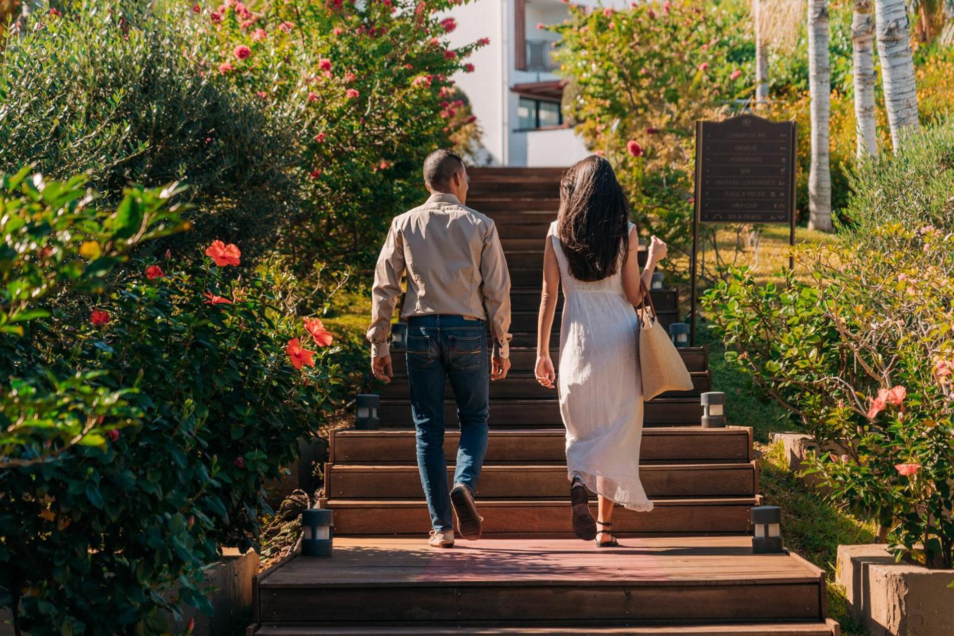Akoya Hotel & Spa La Saline Le Bains Exteriör bild A couple walking in the garden of the hotel